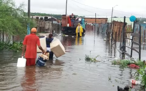 Incesante avance del r�o Paraguay, ba�adenses buscan refugios y rescatan sus pertenencias