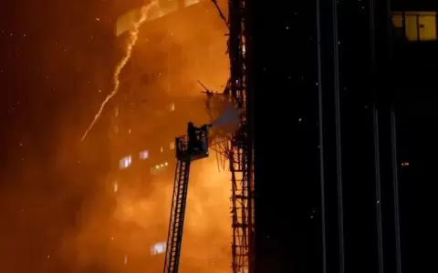 Enorme incendio en un rascacielos en construcci�n en Hong Kong