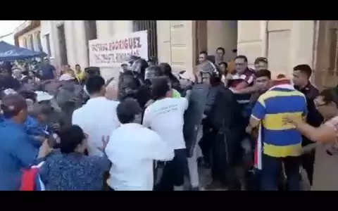 Incidentada movilizaci�n frente a la Municipalidad de San Pedro en repudio a intendente