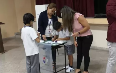 Ni�as y ni�os aprenden sus derechos a votar mediante asesoramiento de la Justicia Electoral