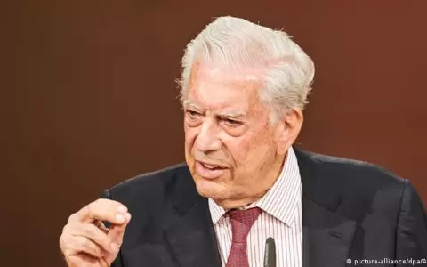 Per�: Mario Vargas Llosa da su respaldo a Dina Boluarte