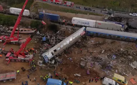 Grecia: rescate de cuerpos tras choque de trenes culmina con decenas de desaparecidos