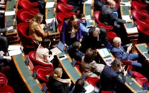 Senado de Francia aprueba controversial reforma de pensiones de Macron