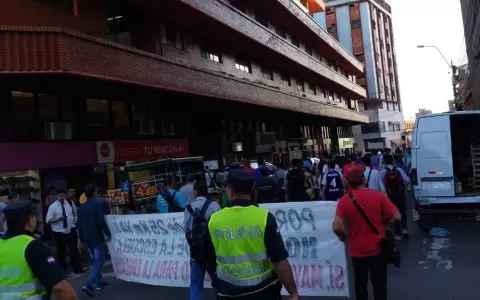 Pobladores de Caraya� cerraron el tr�nsito en el microcentro exigiendo caminos asfaltados