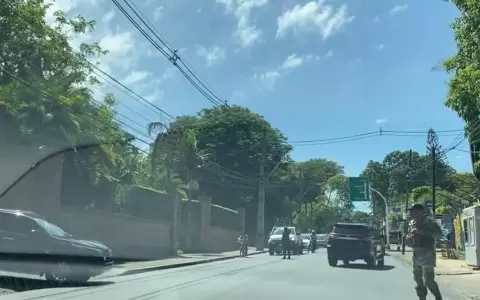 Internauta denunci� que fila de veh�culos sin chapa sali� de la vivienda de Cartes
