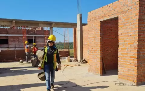 Joven de 20 a�os es la primera mujer alba�il en la construcci�n del Gran Hospital del Sur