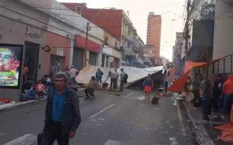 Campesinos bloquean calles capitalinas reclamando al Gobierno incumplimiento de acuerdo