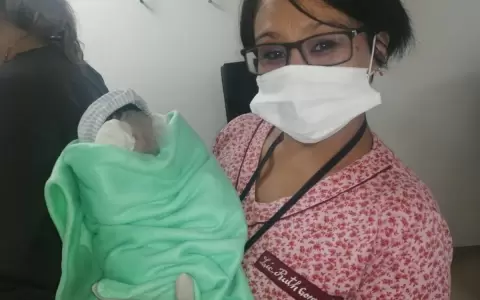 Polic�a de tr�nsito auxili� a joven embarazada para llegar al hospital y dar a luz