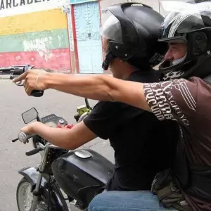 Proponen restringir el uso del casco integral en ciudades por razones de seguridad