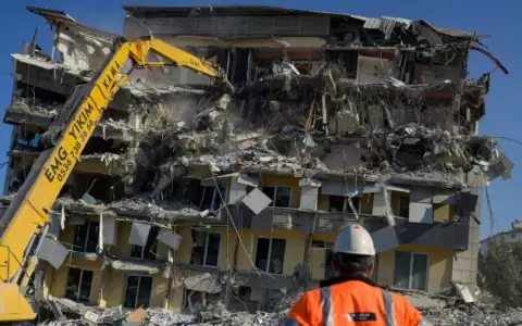 A un mes del terremoto en Turqu�a, hay m�s de un mill�n de personas en la calle y la ayuda no llega