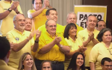Candidatos de la Alianza Encuentro Nacional� firman "pacto �tico" por la transparencia