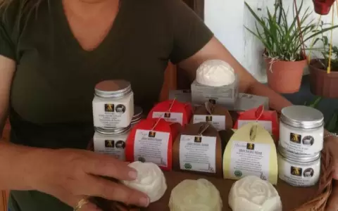 Tes�i Arandu da a conocer las bondades de la leche de cabra en jabones y cremas