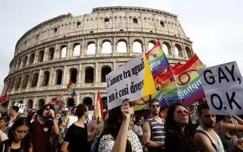 Comunidad LGBT denuncia ataques del Gobierno italiano a los derechos de padres homosexuales