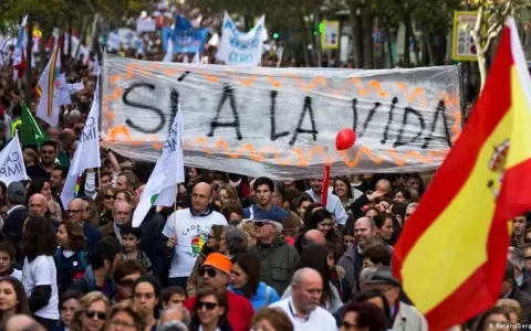 Miltitudinaria manifiestaci�n en Madrid contra el aborto