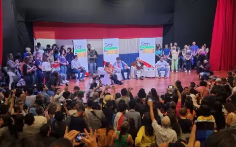 "Pepe" Mujica ya est� reunido con cientos de j�venes en Paraguay