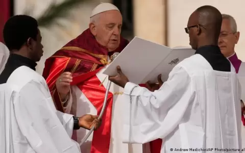 El papa Francisco preside el Domingo de Ramos tras su hospitalizaci�n
