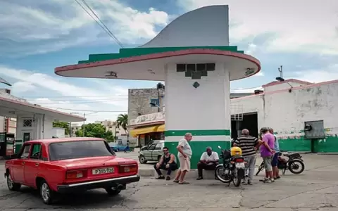 Cuba: la crisis de la gasolina fustiga a D�az-Canel d�as antes de asumir su segundo mandato