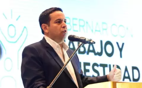 Denuncia politizaci�n de Salud: �Ni el ministro conf�a, se oper� en el exterior�, afirman