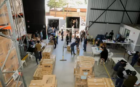 Se inici� la carga de maletines y m�quinas de votaci�n para su posterior env�o a todo el pa�s
