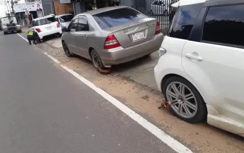Ins�lito: frustrado por la infracci�n, hombre condujo con el cepo puesto