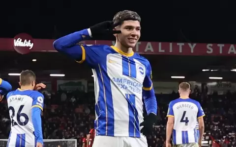 La ovaci�n de los hinchas del Brighton para Julio Enciso