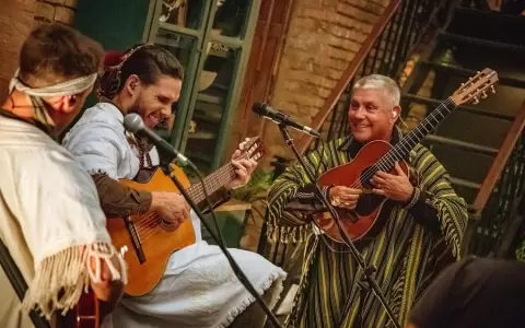 Nestor L� y Los caminantes junto a grandes maestros en �Que no haya barreras��