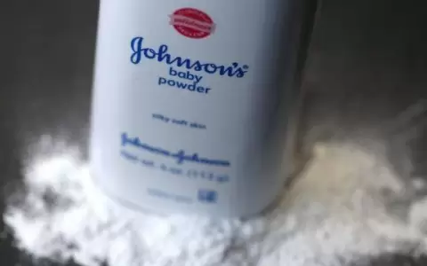 Johnson & Johnson busca resolver denuncias por sus talcos con millonaria suma