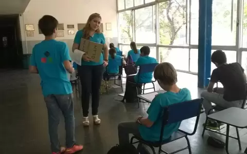 Rompiendo paradigmas: con memes, maestra demuestra que aprender puede ser divertido