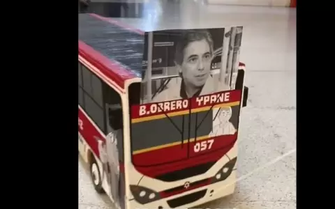 Con un colectivo de juguete insisten con interpelar al viceministro de Transporte
