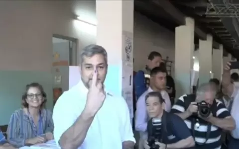 El presidente Mario Abdo Ben�tez fue el primer pol�tico en depositar su voto