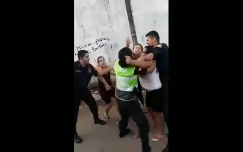 Mujeres propinaron brutal golpiza a una polic�a que pretend�a aprehender a un asaltante
