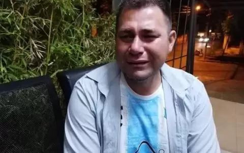 Mientras llora por cama en terapia para su hijo, Friedmann le intim� para volver al trabajo