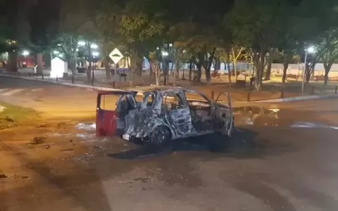 Incendi� su veh�culo y amenaz� con autoeliminarse, antes, Fiscal�a busc� restos �seos en su vivienda
