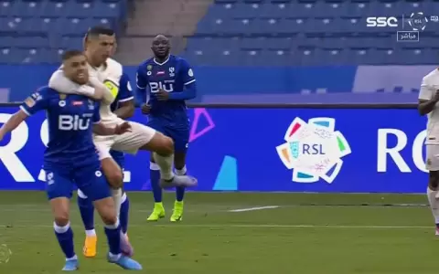 CR7 ahorc� a un rival y realiz� un gesto obsceno contra los hinchas