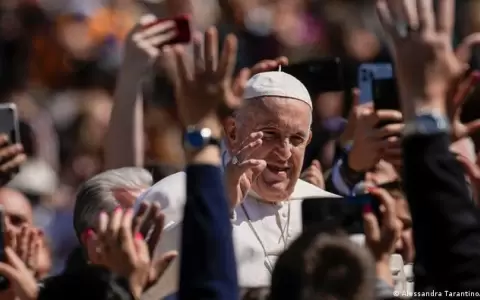 El papa Francisco lanza la bendici�n 'urbi et orbi' con la vista puesta en la violencia desatada en Jerusal�n