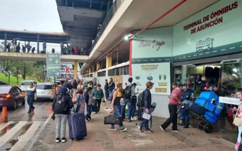 Intenso movimiento ya se registra en la Estaci�n de Buses de Asunci�n por d�as santos.