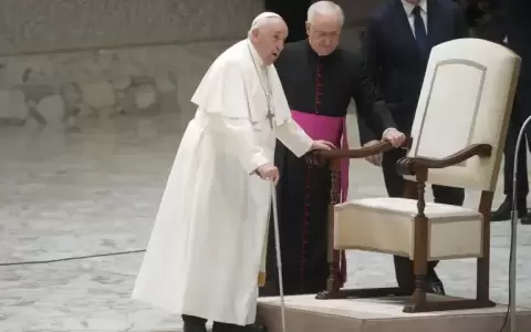 "A�n estoy vivo", dice el papa Francisco, tras su alta por un cuadro de bronquitis