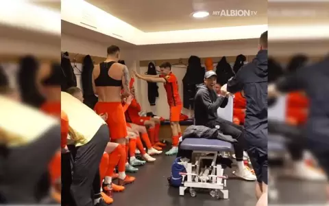 La ovaci�n que recibi� Julio Enciso en el vestuario del Brighton