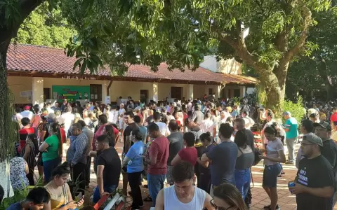 Cierran locales de votaci�n repletos de gente sin votar