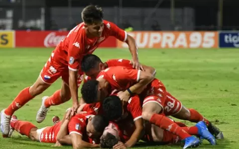 Nacional acent�a el mal momento de un Olimpia confundido