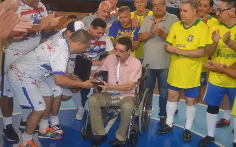 Adolfo Ruiz D�az recibe homenaje