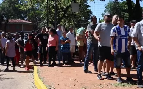 Masiva concurrencia persiste a menos de una hora para el cierre