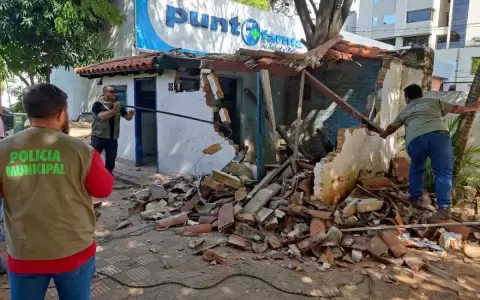 Municipalidad de Asunci�n realiz� la demolici�n de una vivienda irregular que estaba asentada en una plaza