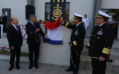 Abdo inaugur� nueva sede de la Escuela N�utica de la Armada y luego se traslad� al Chaco