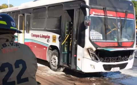 Bus del transporte p�blico ardi� en llamas sobre la Transchaco