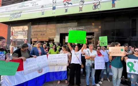 Padres se manifiestan frente al MEC contra matriculaci�n de presuntos abusadores del SEK