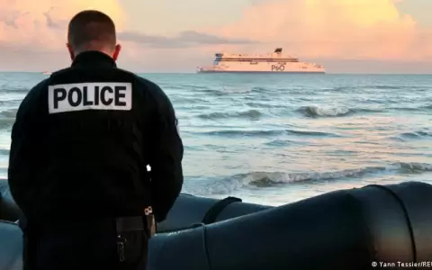 Francia rescata a 41 migrantes que trataban de ir en barco a Inglaterra