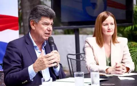Alegre present� los primeros cinco decretos que firmar� si gana las elecciones