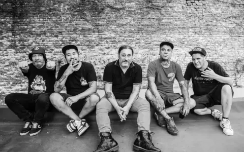 2 Minutos y Los Fabulosos Cadillacs: "Aeropuerto"