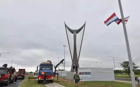 Monumento al arpa paraguaya, de Juan Pablo Pistilli, pr�ximo a inaugurarse en la Costanera